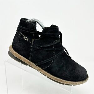 Born Women's Black Leather Flat Ankle Booties Size 8.5 Lace-Up Round Toe Casual